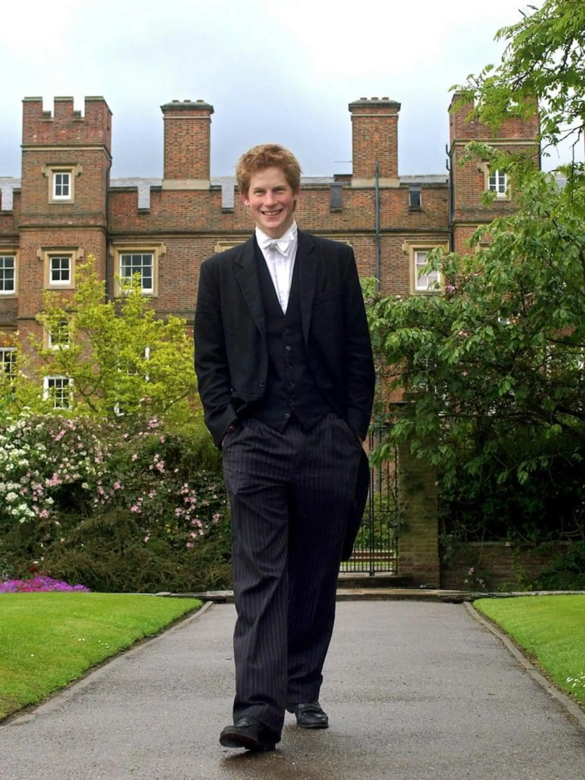 Prinz Harry von Großbritannien posiert vor der Eliteschule Eton (Aufnahme März 2003). Er trägt seine Schuluniform: weißes Hemd mit weißer Fliege, schwarze Weste, schwarzer Frack und längsgestreifte Hose. Der jüngste Sohn des britischen Thronfolgers Prinz Charles und Prinzessin Diana (gestorben 1997) bereitet sich derzeit auf den Abschluss seiner Schulzeit in dem Internat vor. Wohin der 18-Jährige nach bestandenem Abitur geht, steht offiziell noch nicht fest. Gerüchten zufolge interessiert sich Harry für eine militärische Ausbildung als Offizier an der Eliteakademie Sandhurst.