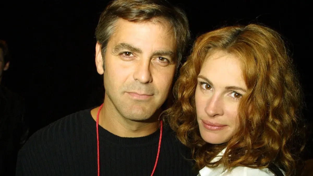 TRIBUTE TO HEROES: JULIA ROBERTS+ GEORGE CLOONEY / 210901 / USA / NEW YORK / WOHLTÄTIGKEIT / WOHLTÄTIGKEITSVERANSTALTUNG / SCHAUSPIELERIN / SPRECHEN / TERROR / TERRORANSCHLÄGE / ATTENTAT / TRAUER / TRAUERN / TRAUERVERVANSTALTUNG / ZUM GEDENKEN DER OPFER DER TERRORANSCHLÄGE IN NEW YORK UND WASHINGTON / ARM IN ARM / TERROR / TERRORANSCHLAG / TERRORANSCHLÄGE / ATTENTAT / WTC / BENEFIZ / DIGIT
