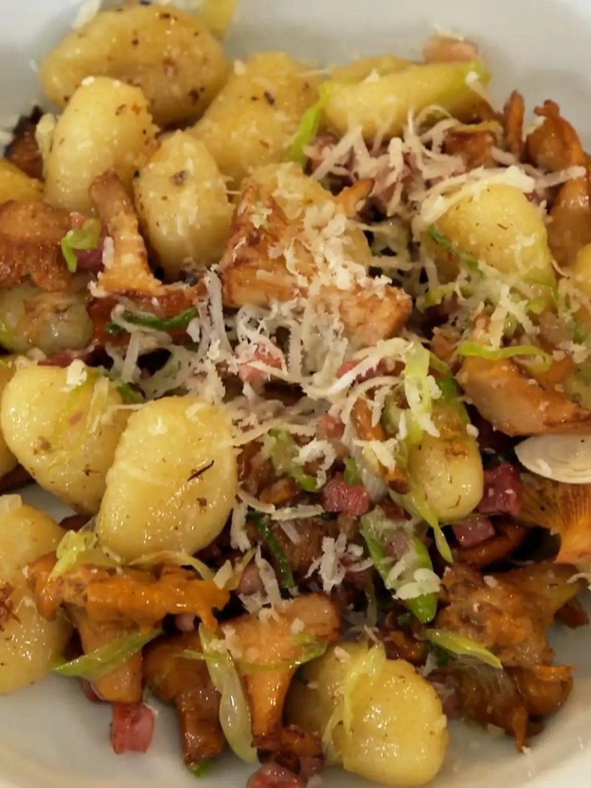 Es ist Pilzsaison. Wie wäre es da mit einer leckeren Pfifferling-Gnocci-Pfanne? Das Beste: Das Gericht gibt es sogar für gerade einmal zwei Euro pro Portion. RTL-Reporterin Kathrin Degen hat ganz genau hingeschaut, wie Profikoch Semi Hasssine die unkomplizierte Pilz-Pfanne zubereitet.