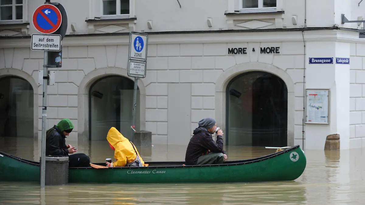 Eine Kaffeepause machen junge Leute am 03.06.2013 auf einem Ruderboot in der überfluteten Altstadt von Passau (Bayern). Die Hochwasserlage in Passau spitzt sich weiter zu. Foto: Andreas Gebert/dpa +++(c) dpa - Bildfunk+++