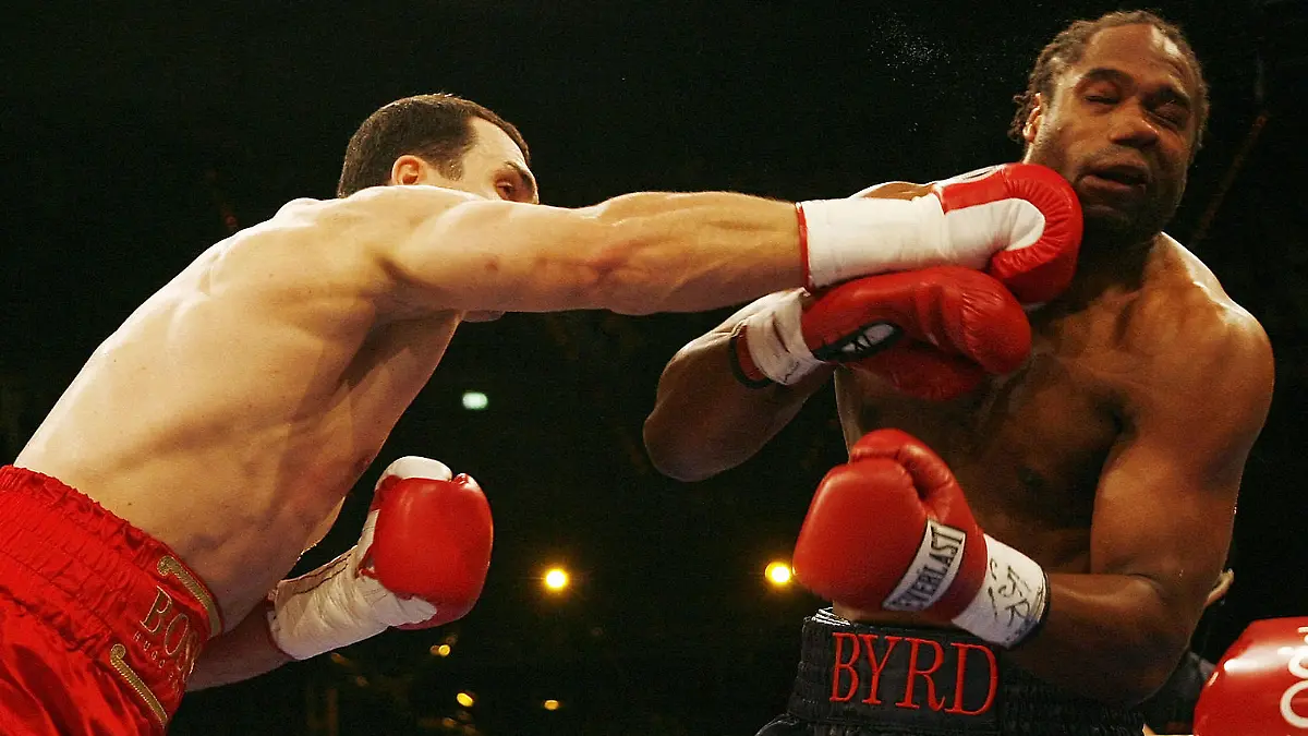 Chris Byrd (r) aus den USA kämpft am Samstagabend (22.04.2006) in der SAP-Arena in Mannheim gegen Wladimir Klitschko (l) aus der Ukraine um die IBF-Weltmeisterschaft im Schwergewicht. Klitschko gewann durch Abruch in der 7.Runde und wurde IBF-und IBO Weltmeister im Schwergewicht. Foto: Ronald Wittek dpa/lsw +++(c) dpa - Bildfunk+++