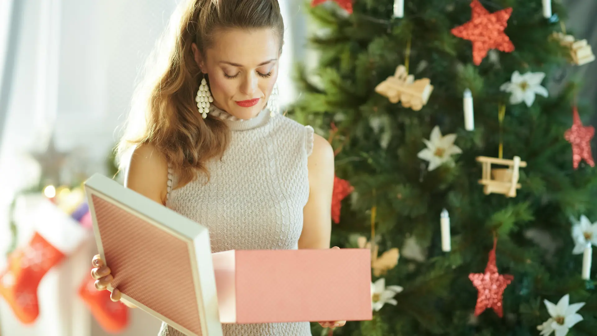 Frau ist unzufrieden mit Weihnachtsgeschenk