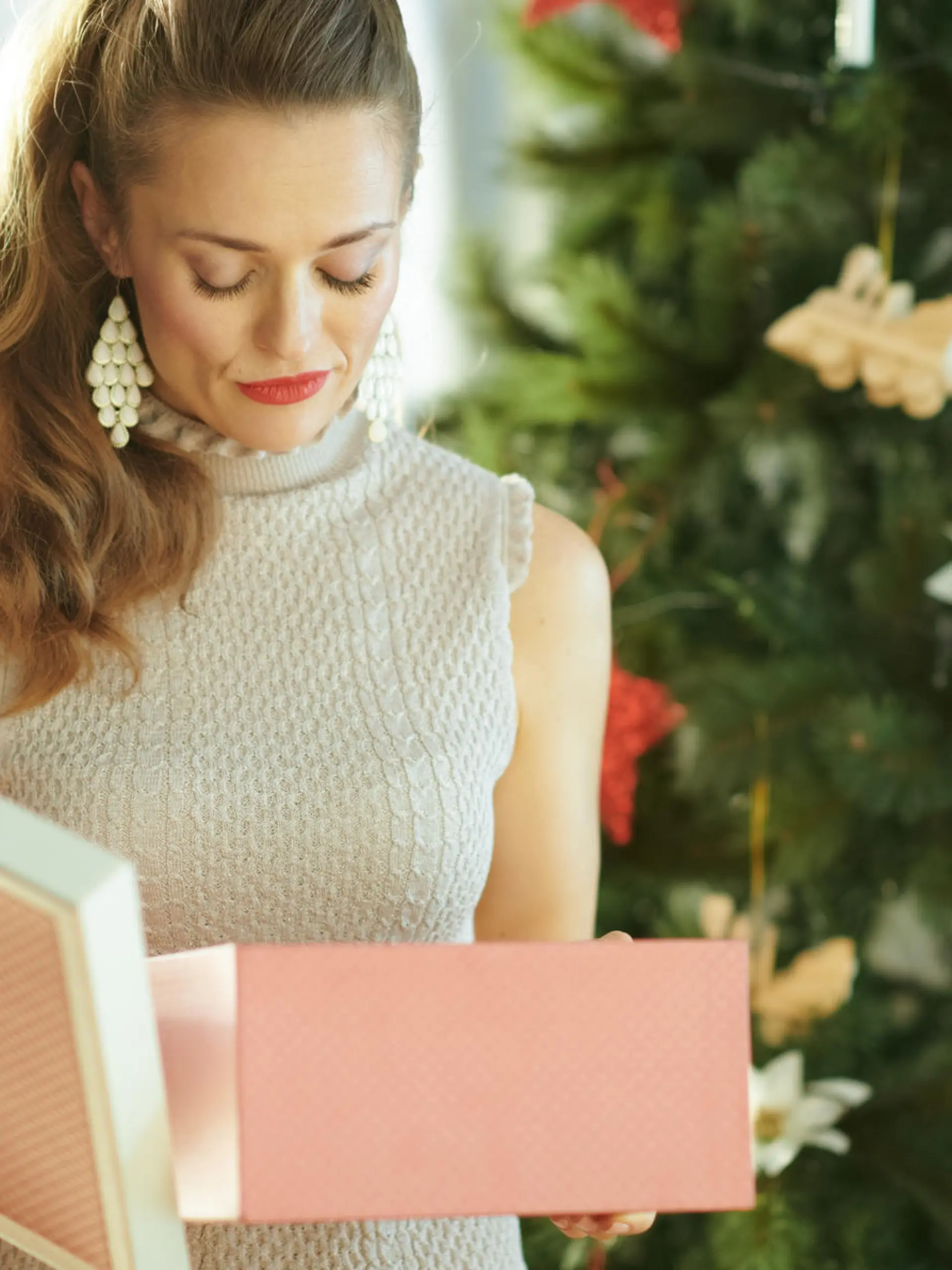 Frau ist unzufrieden mit Weihnachtsgeschenk