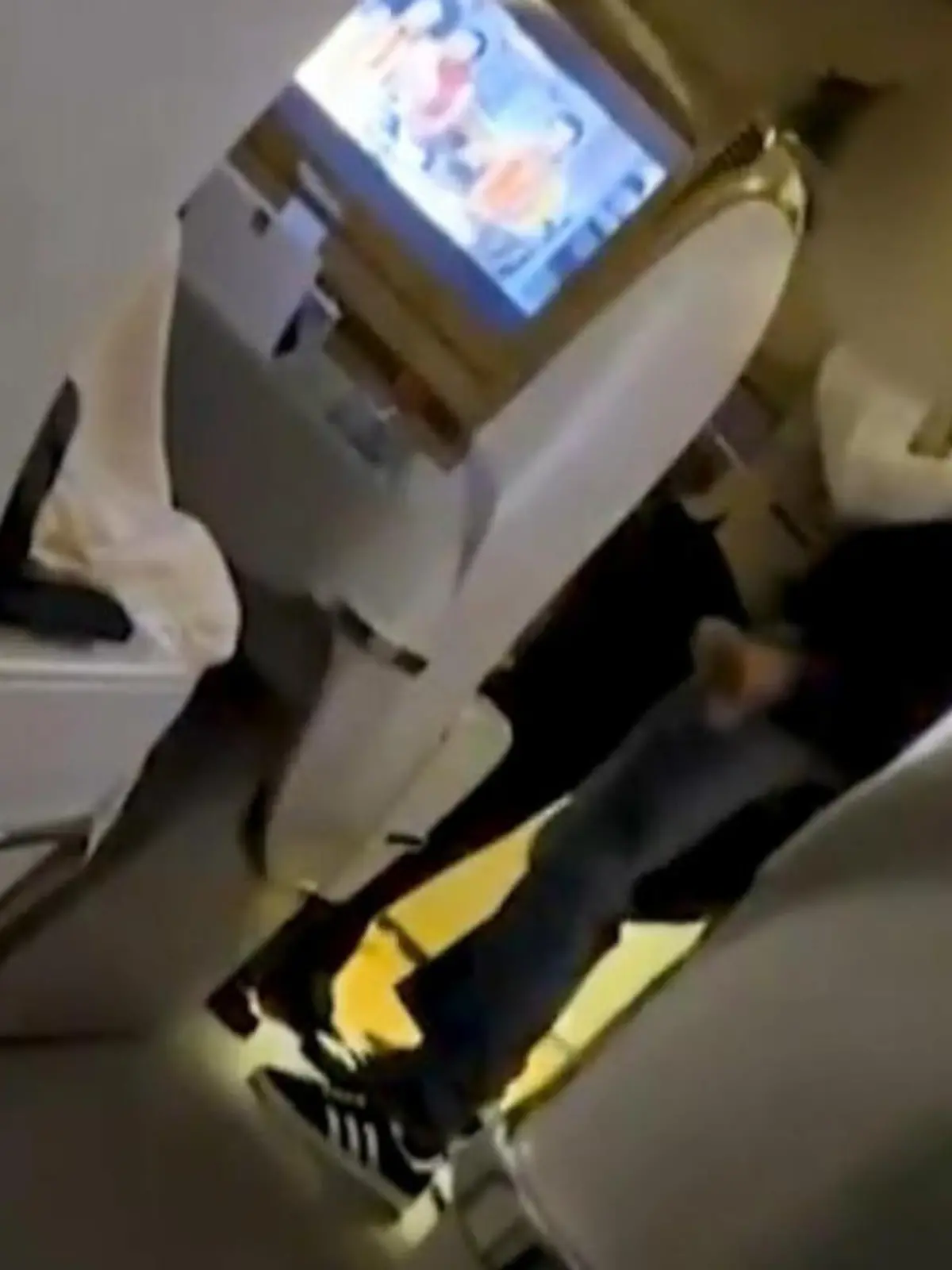 Chaos in der Business Class!
Mit voller Wucht verpasst ein Passagier einem Flugbegleiter eine Kopfnuss. Die anderen Fluggäste in der sonst so gesitteten Business-Class sind schockiert und filmen den dramatischen Angriff. Den Moment der Kopfnuss und was danach passiert, seht ihr im Video.