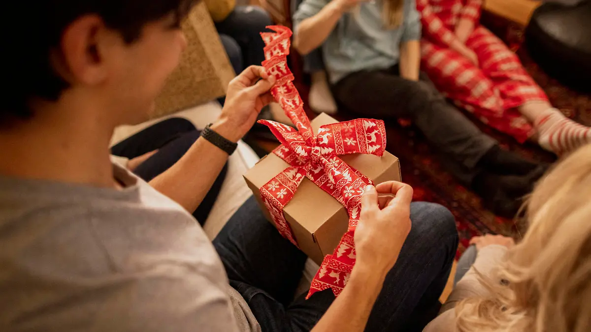 Geschenk wird ausgepackt