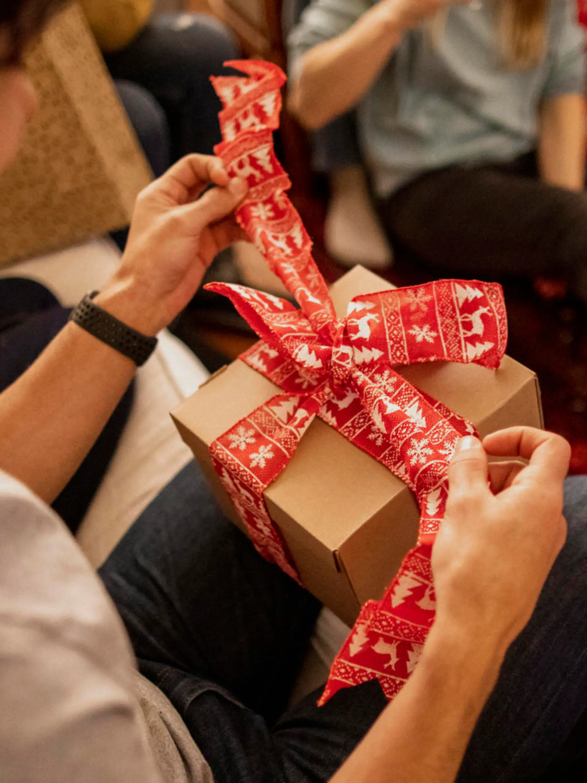 Geschenk wird ausgepackt