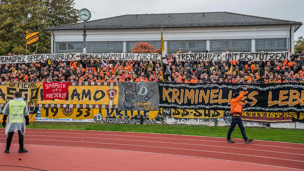 Aufruf der Dynamofans, beim nächsten Heimspiel für die Treberhilfe zu spenden SpVgg Bayreuth - SG Dynamo Dresden Fußball 3. Liga Saison 2022/2023 10. Spieltag Hans-Walter-Wild-Stadion Bayreuth 01. Oktober 2022 *** Call of Dynamo fans to donate at the next home game for Treberhilfe SpVgg Bayreuth SG Dynamo Dresden Football 3 Liga Season 2022 2023 10 Matchday Hans Walter Wild Stadium Bayreuth 01 October 2022