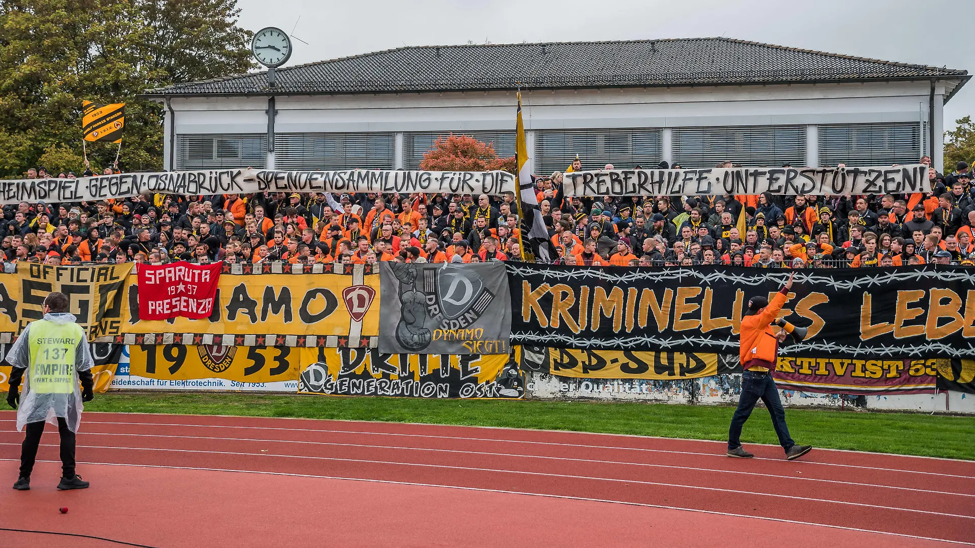 Aufruf der Dynamofans, beim nächsten Heimspiel für die Treberhilfe zu spenden SpVgg Bayreuth - SG Dynamo Dresden Fußball 3. Liga Saison 2022/2023 10. Spieltag Hans-Walter-Wild-Stadion Bayreuth 01. Oktober 2022 *** Call of Dynamo fans to donate at the next home game for Treberhilfe SpVgg Bayreuth SG Dynamo Dresden Football 3 Liga Season 2022 2023 10 Matchday Hans Walter Wild Stadium Bayreuth 01 October 2022