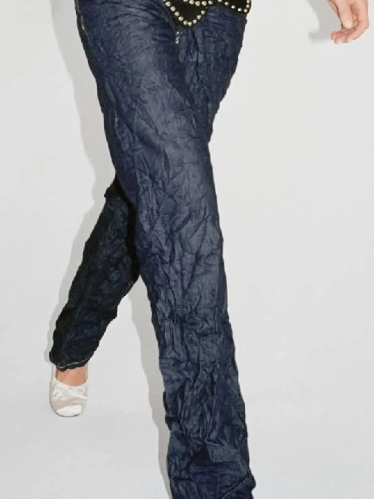 Diese Hose erhitzt die Gemüter. Der Grund: Die vielen, tiefen Falten.