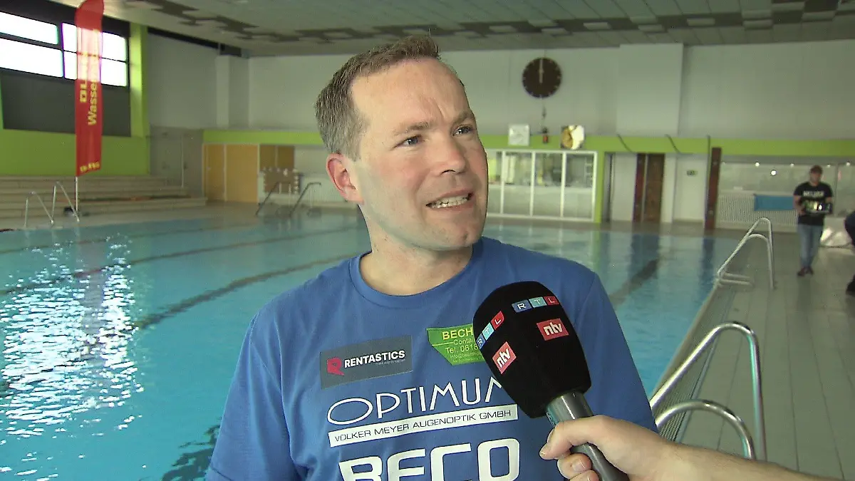 Extremsportler Dirk Leonhardt im Hallenbad in Bruchköbel.
