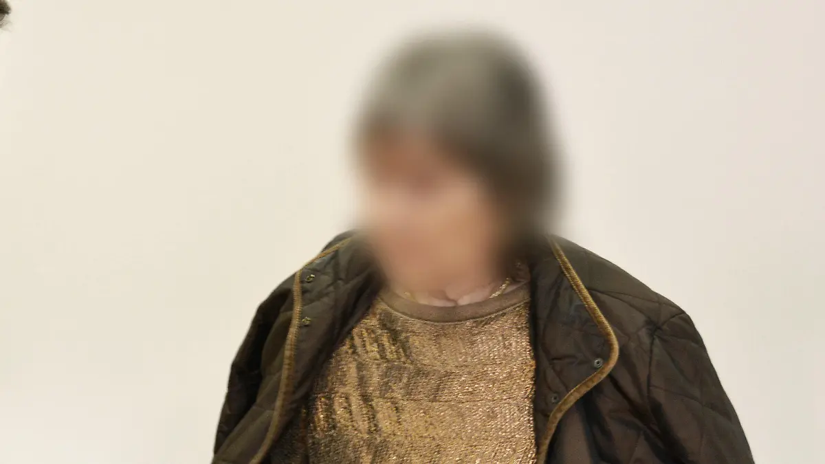 22.10.2019, Hessen, Hanau: Die 72-jährige Angeklagte betritt mit ihrem Anwalt Matthias Seipel den Gerichtssaal. Die Anklage wirft der mutmaßlichen Sektenchefin Mord an einem damals vierjährigen Jungen vor. Die Angeklagte soll das Kind im Jahr 1988 in einen Leinensack eingeschnürt, im Badezimmer abgelegt und ihn trotz panischer Schreie seinem Schicksal überlassen haben. Foto: Jörn Perske/dpa - ACHTUNG: Person(en) wurde(n) aus rechtlichen Gründen gepixelt +++ dpa-Bildfunk +++