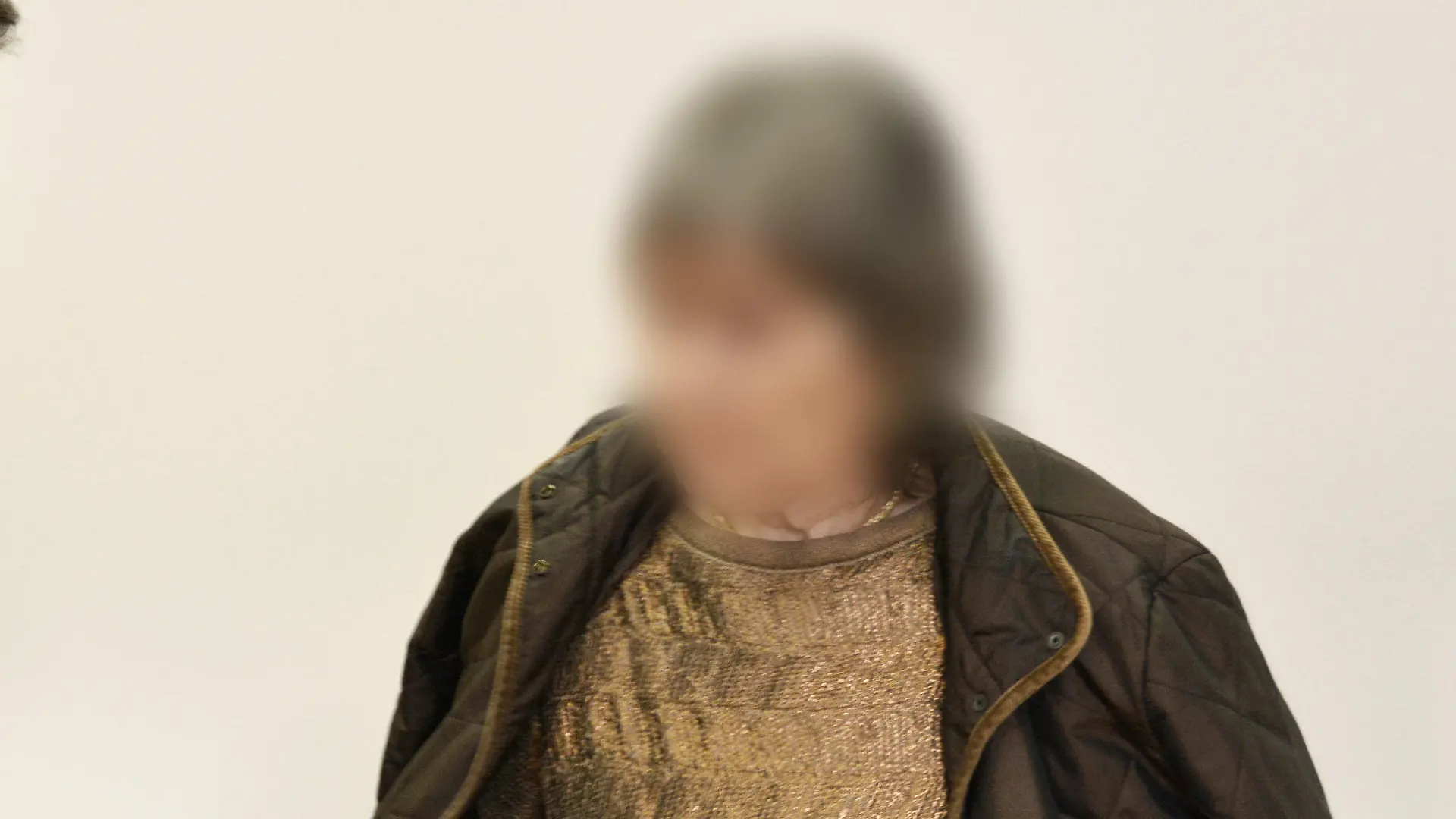 22.10.2019, Hessen, Hanau: Die 72-jährige Angeklagte betritt mit ihrem Anwalt Matthias Seipel den Gerichtssaal. Die Anklage wirft der mutmaßlichen Sektenchefin Mord an einem damals vierjährigen Jungen vor. Die Angeklagte soll das Kind im Jahr 1988 in einen Leinensack eingeschnürt, im Badezimmer abgelegt und ihn trotz panischer Schreie seinem Schicksal überlassen haben. Foto: Jörn Perske/dpa - ACHTUNG: Person(en) wurde(n) aus rechtlichen Gründen gepixelt +++ dpa-Bildfunk +++
