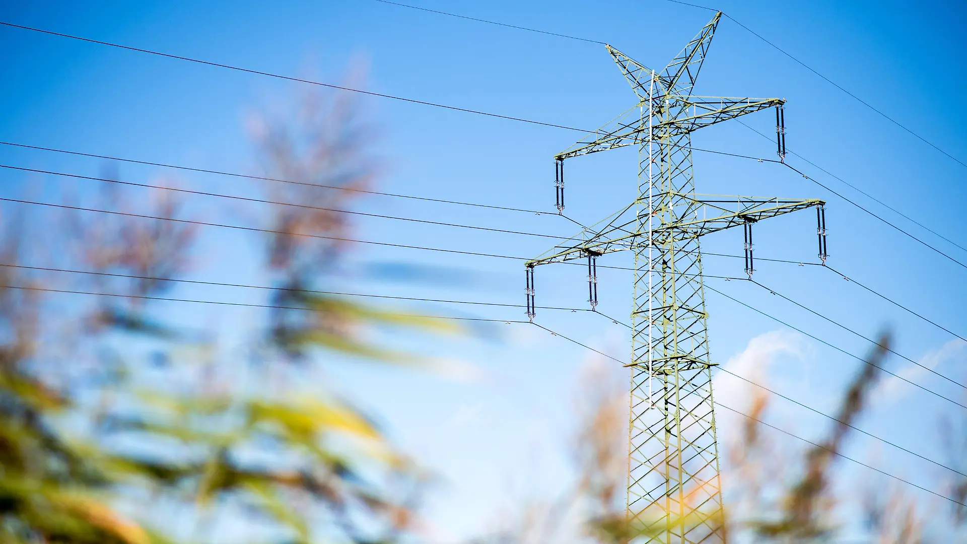 30.09.2022, Niedersachsen, Bern: Der Mast einer Hochspannungsleitung steht bei sonnigem Herbstwetter in einem Feld. Die Energieminister der EU-Länder wollen heute Notfallmaßnahmen gegen die gestiegenen Strompreise beschließen. Foto: Hauke-Christian Dittrich/dpa +++ dpa-Bildfunk +++