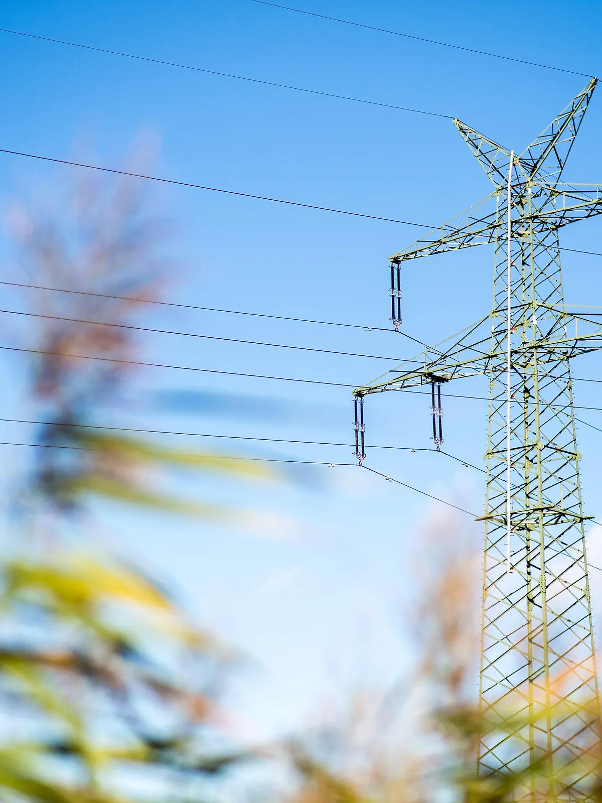 30.09.2022, Niedersachsen, Bern: Der Mast einer Hochspannungsleitung steht bei sonnigem Herbstwetter in einem Feld. Die Energieminister der EU-Länder wollen heute Notfallmaßnahmen gegen die gestiegenen Strompreise beschließen. Foto: Hauke-Christian Dittrich/dpa +++ dpa-Bildfunk +++