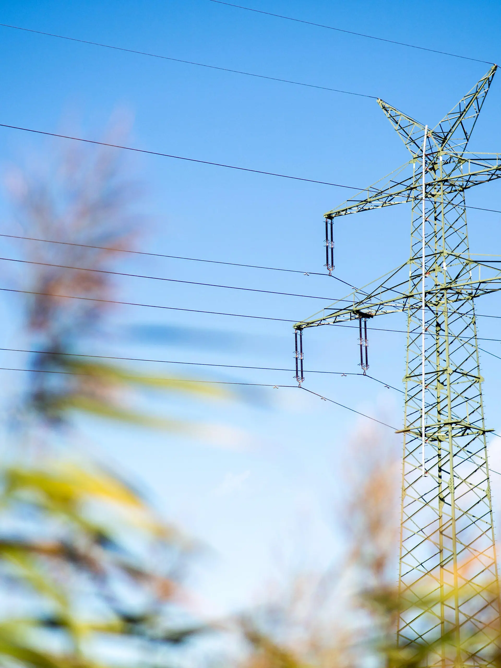 30.09.2022, Niedersachsen, Bern: Der Mast einer Hochspannungsleitung steht bei sonnigem Herbstwetter in einem Feld. Die Energieminister der EU-Länder wollen heute Notfallmaßnahmen gegen die gestiegenen Strompreise beschließen. Foto: Hauke-Christian Dittrich/dpa +++ dpa-Bildfunk +++