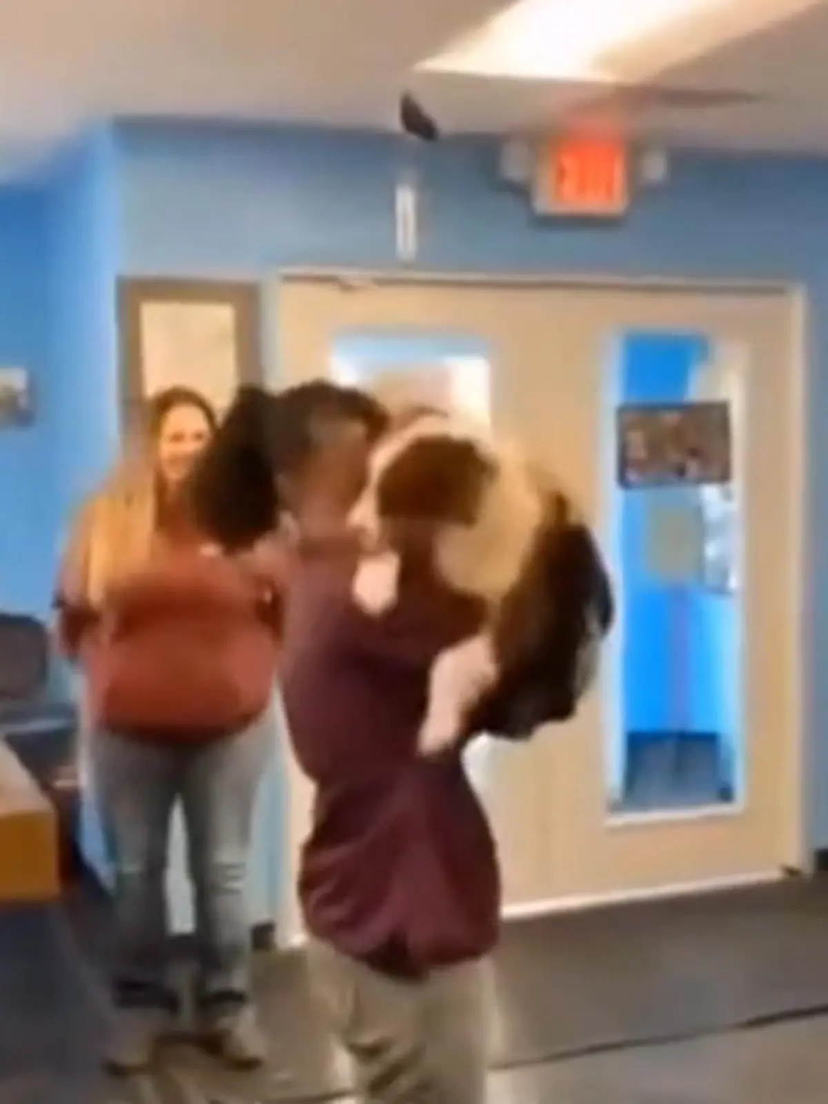Drei Wochen lang sucht diese Frau nach ihrem Hund, bis eine Tierklinik in der Nähe anruft und von einem Vierbeiner erzählt, den sie gefunden haben. Das große Wiedersehen zwischen Frauchen und Hund rührt einfach alle zu Tränen!