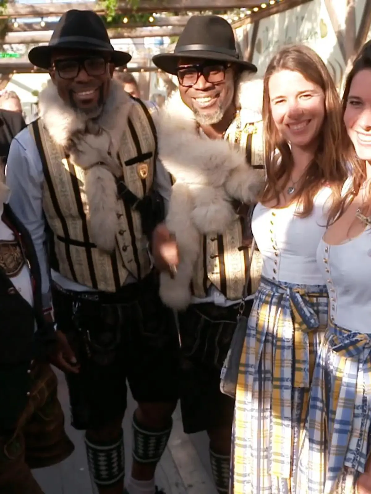 In Deutschland leben ungefähr 1,5 Millionen Zwillingspaare. In München findet seit ein paar Jahren auf der Wiesn sogar immer ein Treffen für eineiige Zwillinge statt. Aber sind die speziellen Geschwister wirklich so innig und verbunden, wie man immer denkt? Haben sie wirklich immer den gleichen Geschmack oder dieselbe Meinung? Wir haben den Mythen-Check gemacht.