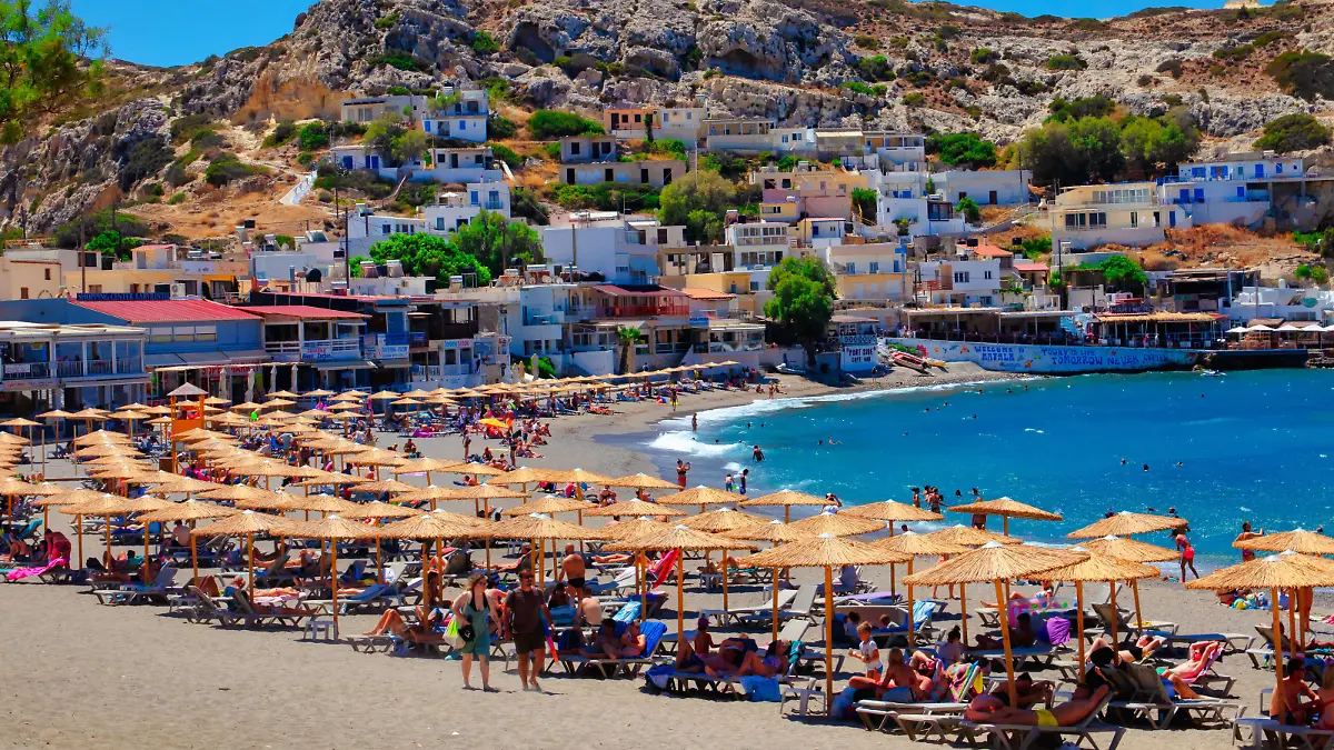 Urlauber entspannen am Strand von Matala auf der griechischen Insel Kreta