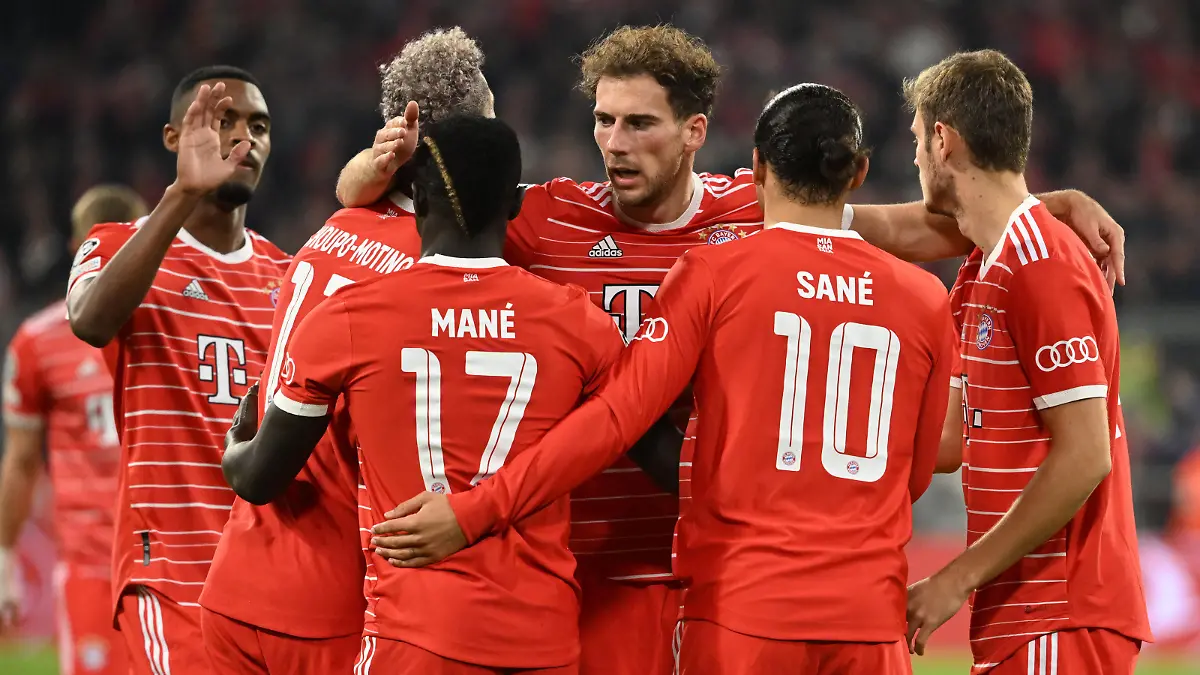 Fußball: Champions League, Bayern München - Viktoria Pilsen, Gruppenphase, Gruppe C, 3. Spieltag in der Allianz Arena, Münchens Spieler feiern das Tor zum 4:0 durch Leroy Sane (2.v.r).