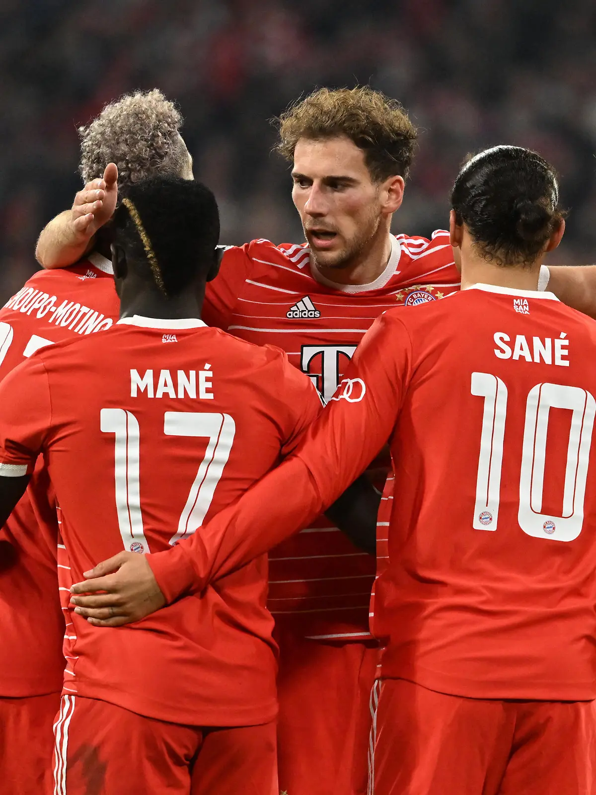 Fußball: Champions League, Bayern München - Viktoria Pilsen, Gruppenphase, Gruppe C, 3. Spieltag in der Allianz Arena, Münchens Spieler feiern das Tor zum 4:0 durch Leroy Sane (2.v.r).