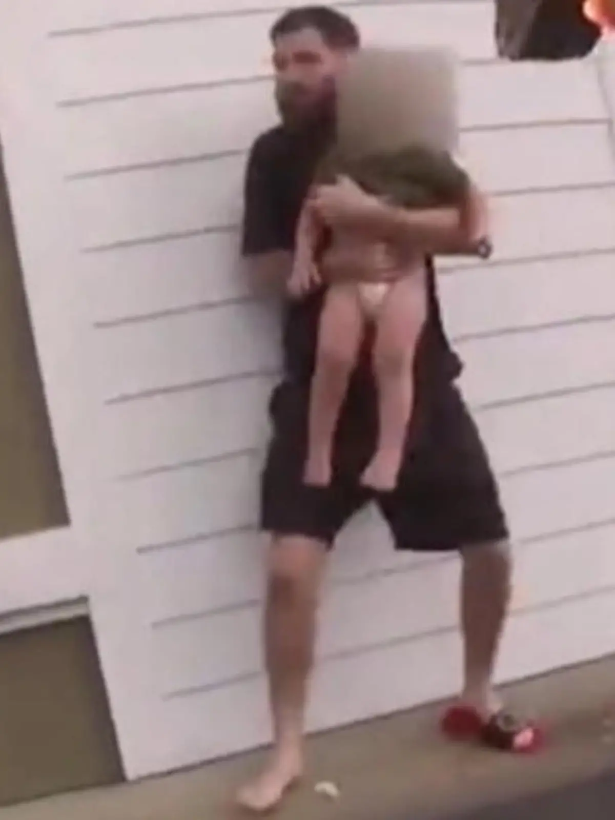 Er soll sein eigenes Kind entführt und dann als menschliches Schutzschild genutzt haben. In Flagler County im US-Bundesstaat Florida hat die Polizei den 27-jährigen Brandon Leohner festgenommen. Um seiner Verhaftung zu entgehen, hatte der Vater vorher sein eigenes Kind als Schutzschild vor der Polizei genutzt. Erst der Biss eines Polizeihundes konnte ihn stoppen.