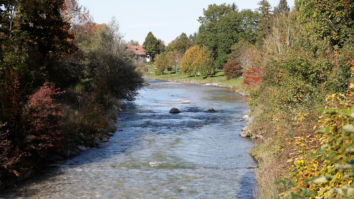04.10.2022, Bayern, Aschau: Blick auf den Fluss Prien unterhalb des Schlosses Aschau. Die Polizei sucht in diesem Bereich nach Spuren eines Gewaltverbrechens an einer jungen Frau. Die Frau aus dem oberbayerischen Landkreis Rosenheim ist Opfer eines Gewaltverbrechens geworden. Die 23-Jährige aus Aschau im Chiemgau habe am Sonntagabend einen örtlichen Musikclub besucht und sei danach gewaltsam ums Leben gekommen, teilte das Polizeipräsidium Oberbayern Süd am Dienstag mit. Foto: Uwe Lein/dpa +++ dpa-Bildfunk +++