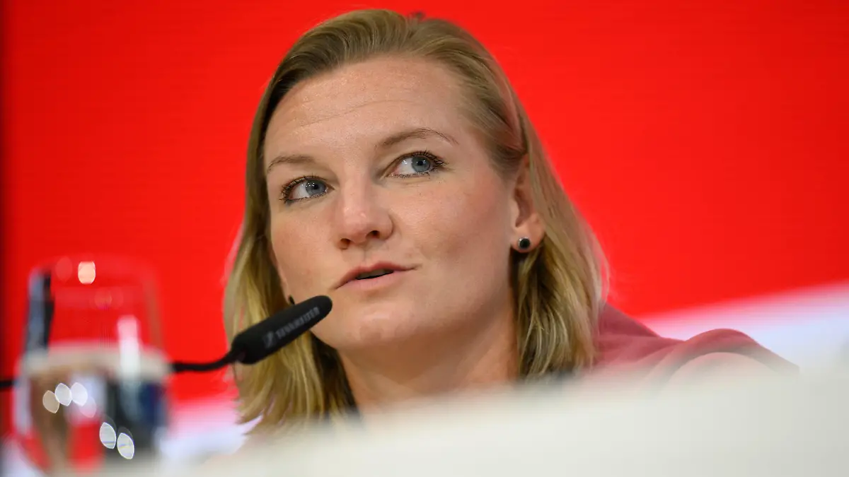 04.10.2022, Sachsen, Dresden: Fußball: Nationalmannschaft, Frauen, DFB-Pressekonferenz vor dem Länderspiel gegen Frankreich. Spielerin Alexandra Popp sitzt auf dem Podium. Foto: Robert Michael/dpa - WICHTIGER HINWEIS: Gemäß den Vorgaben der DFL Deutsche Fußball Liga bzw. des DFB Deutscher Fußball-Bund ist es untersagt, in dem Stadion und/oder vom Spiel angefertigte Fotoaufnahmen in Form von Sequenzbildern und/oder videoähnlichen Fotostrecken zu verwerten bzw. verwerten zu lassen. +++ dpa-Bildfunk +++
