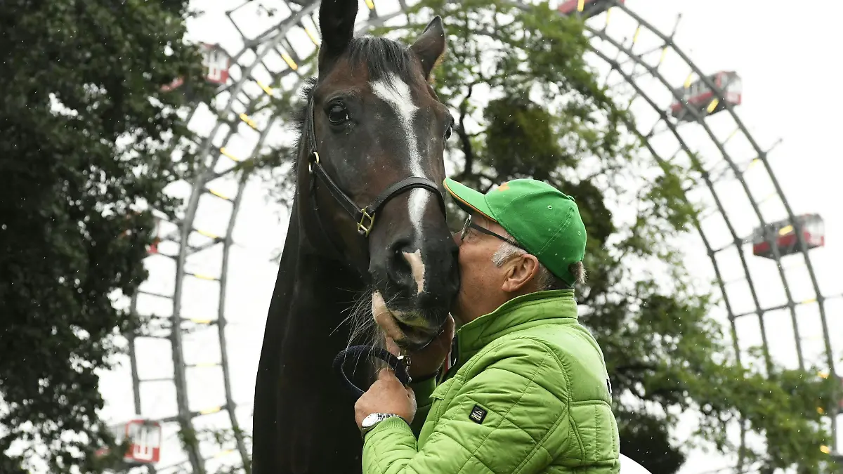ABD0055_20160906 - WIEN - ÖSTERREICH: Springreiter Thomas Frühmann mit Pferd "The Sixth Sense", aufgenommen am 06. September 2016, anlässlich eines Fototermins für die Vienna Masters vor dem Riesenrad im Wiener Prater. Die Vienna Masters finden vom 15.09.-18.09.2016 erstmals in der Wiener Krieau statt. - FOTO: APA/HARALD SCHNEIDER