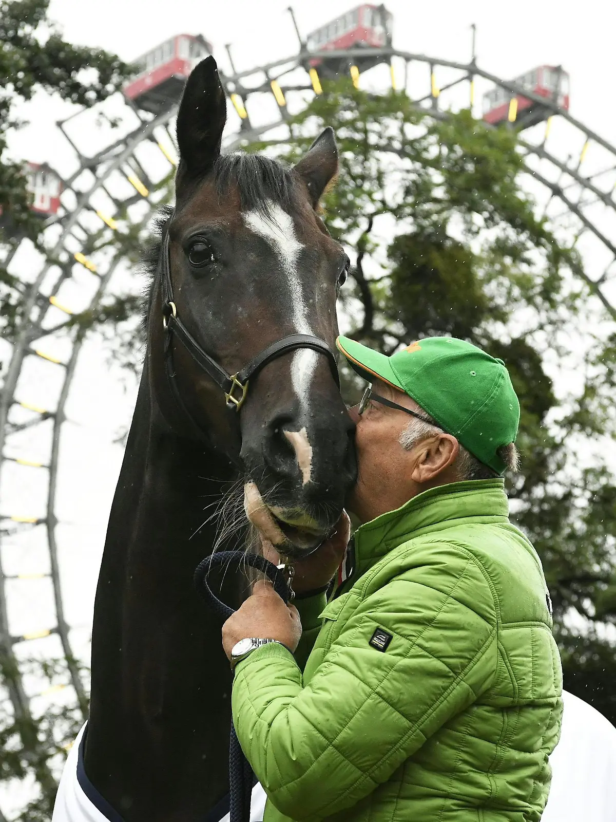 ABD0055_20160906 - WIEN - ÖSTERREICH: Springreiter Thomas Frühmann mit Pferd "The Sixth Sense", aufgenommen am 06. September 2016, anlässlich eines Fototermins für die Vienna Masters vor dem Riesenrad im Wiener Prater. Die Vienna Masters finden vom 15.09.-18.09.2016 erstmals in der Wiener Krieau statt. - FOTO: APA/HARALD SCHNEIDER