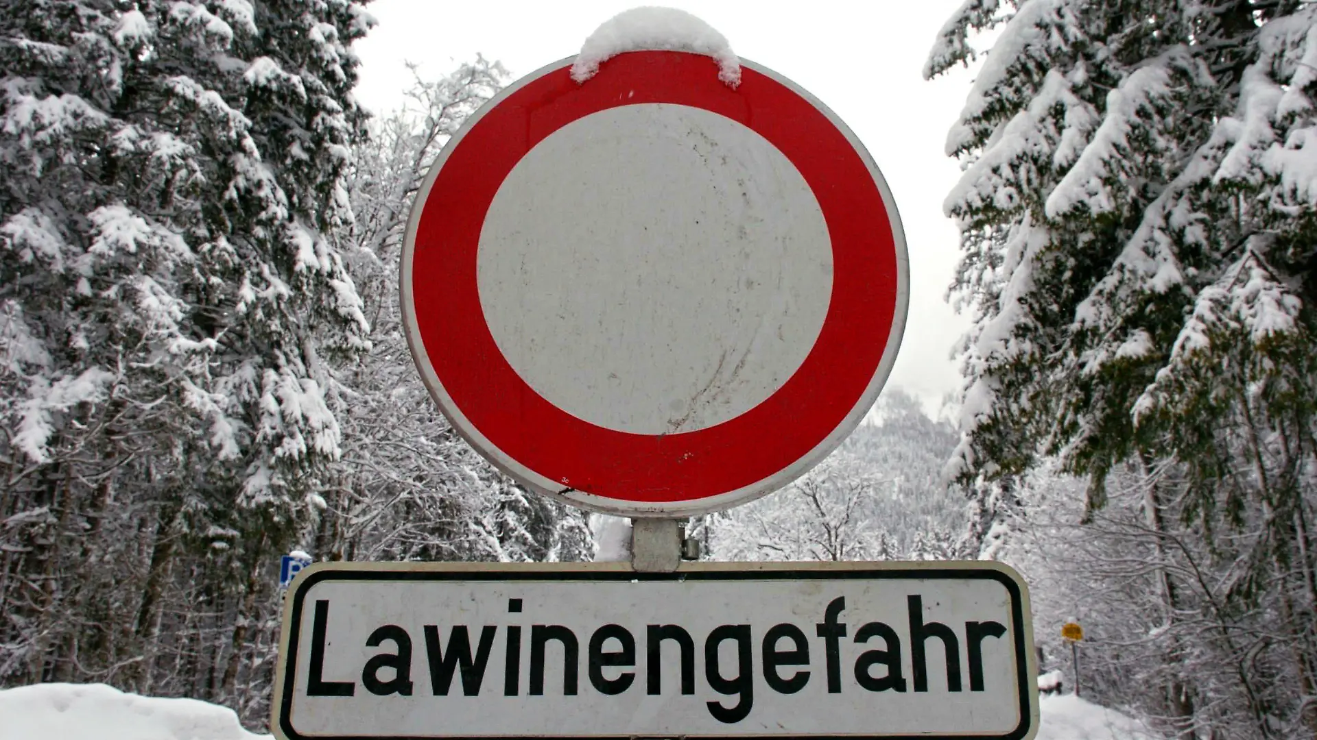 ARCHIV - Eine Straße ist am 04.02.2005 bei Ramsau (Berchtesgadener Land) wegen Lawinengefahr mit einem Hinweisschild gesperrt. In den bayerischen Alpen schneit es kaum noch, dennoch bleibt die Lawinengefahr zumindest oberhalb der Waldgrenze groß.
Foto: Oliver Weiken dpa/lby (zu dpa red 0399 vom 09.01.2012) +++(c) dpa - Bildfunk+++