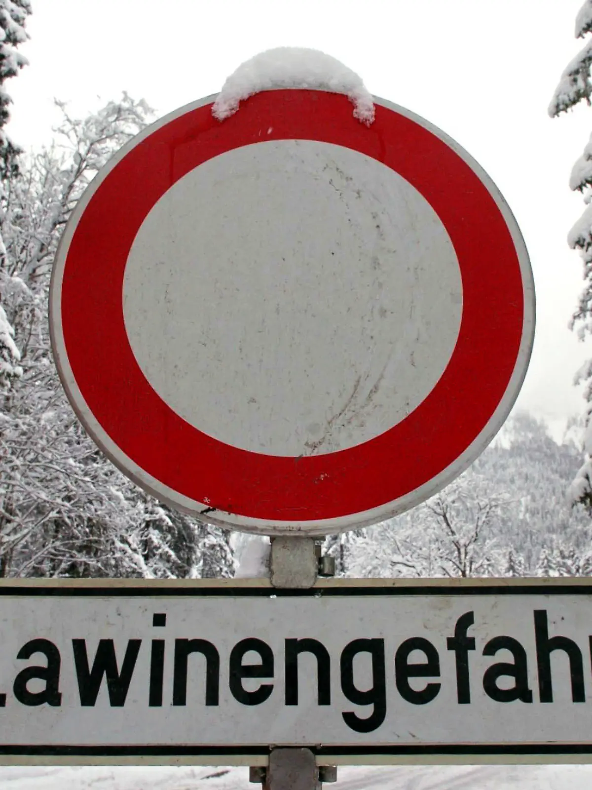 ARCHIV - Eine Straße ist am 04.02.2005 bei Ramsau (Berchtesgadener Land) wegen Lawinengefahr mit einem Hinweisschild gesperrt. In den bayerischen Alpen schneit es kaum noch, dennoch bleibt die Lawinengefahr zumindest oberhalb der Waldgrenze groß. 
Foto: Oliver Weiken dpa/lby (zu dpa red 0399 vom 09.01.2012)  +++(c) dpa - Bildfunk+++