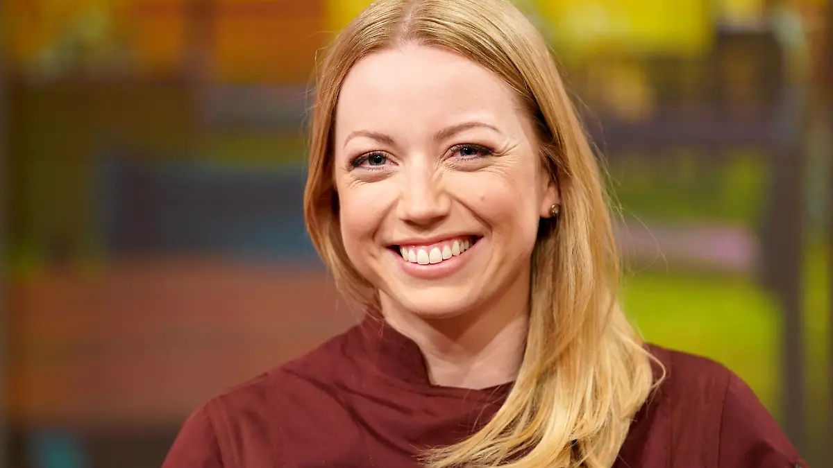 Fernsehköchin Zora Klipp steht in der Studiokulisse der Sendung «Familien-Kochduell».