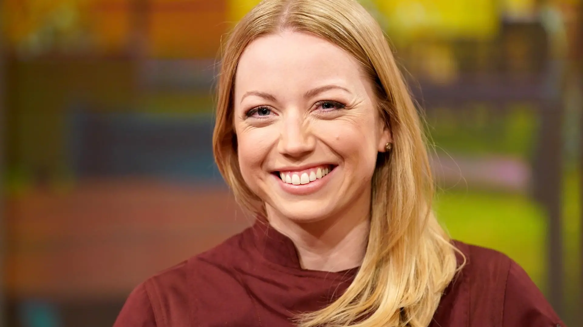 Fernsehköchin Zora Klipp steht in der Studiokulisse der Sendung «Familien-Kochduell».