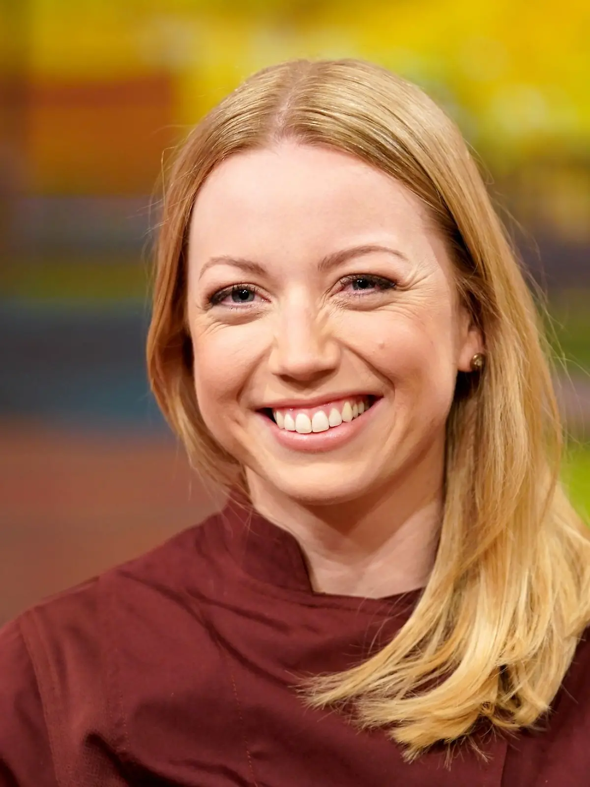 Fernsehköchin Zora Klipp steht in der Studiokulisse der Sendung «Familien-Kochduell».