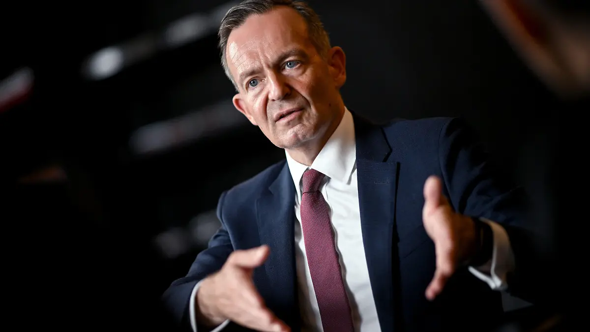 PRODUKTION - 25.07.2023, Berlin: Volker Wissing (FDP), Bundesminister für Digitales und Verkehr, spricht in seinem Büro bei einem dpa-Interview. Wissing will mögliche Schadersatzforderungen gegen seinen Vorgänger Andreas Scheuer (CSU) wegen der geplatzten Pkw-Maut gründlich klären lassen. (zu dpa "Pkw-Maut: Wissing schaltet wegen Schadenersatzforderung Gutachter ein") Foto: Britta Pedersen/dpa +++ dpa-Bildfunk +++