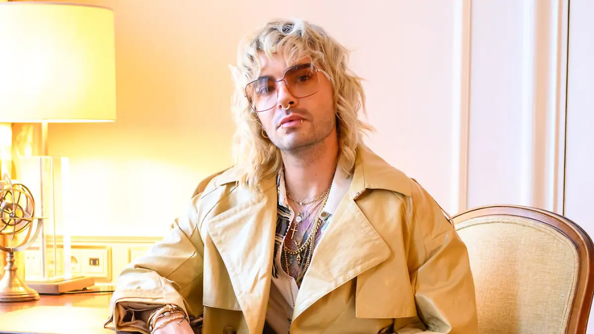 22.09.2022, Hamburg: Tokio-Hotel-Sänger Bill Kaulitz sitzt in einer Suite des Hotel Vier Jahreszeiten an einem Schreibtisch. Foto: Jonas Walzberg/dpa - Nutzung nur nach schriftlicher Vereinbarung mit der dpa +++ dpa-Bildfunk +++