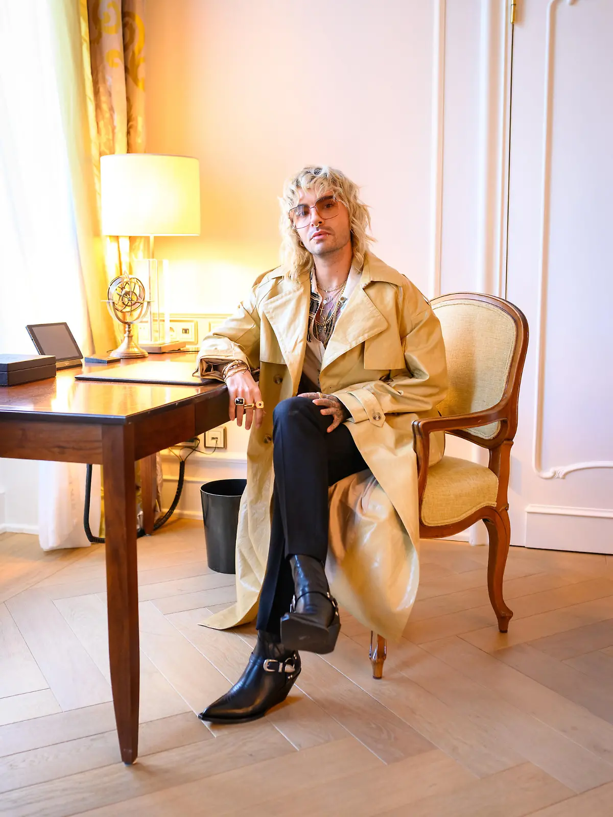 22.09.2022, Hamburg: Tokio-Hotel-Sänger Bill Kaulitz sitzt in einer Suite des Hotel Vier Jahreszeiten an einem Schreibtisch. Foto: Jonas Walzberg/dpa - Nutzung nur nach schriftlicher Vereinbarung mit der dpa +++ dpa-Bildfunk +++