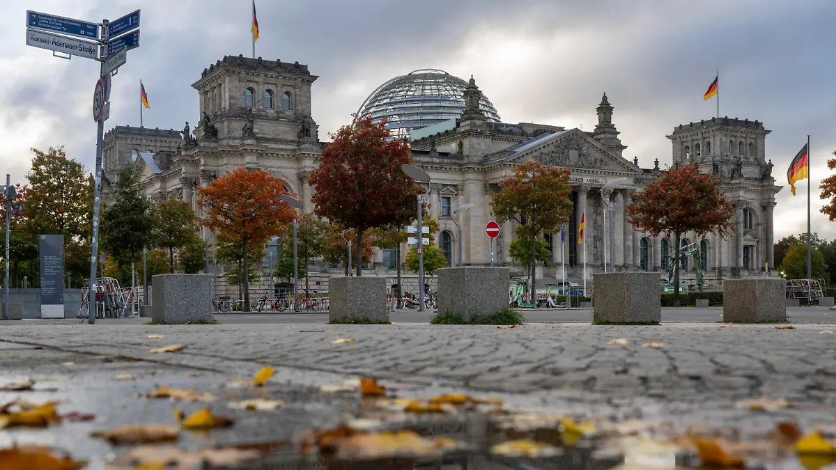 03.10.2022, Berlin: Das Reichstagsgebäude, Sitz des deutschen Bundestags, spiegelt sich am Morgen in einer Pfütze. Foto: Monika Skolimowska/dpa +++ dpa-Bildfunk +++