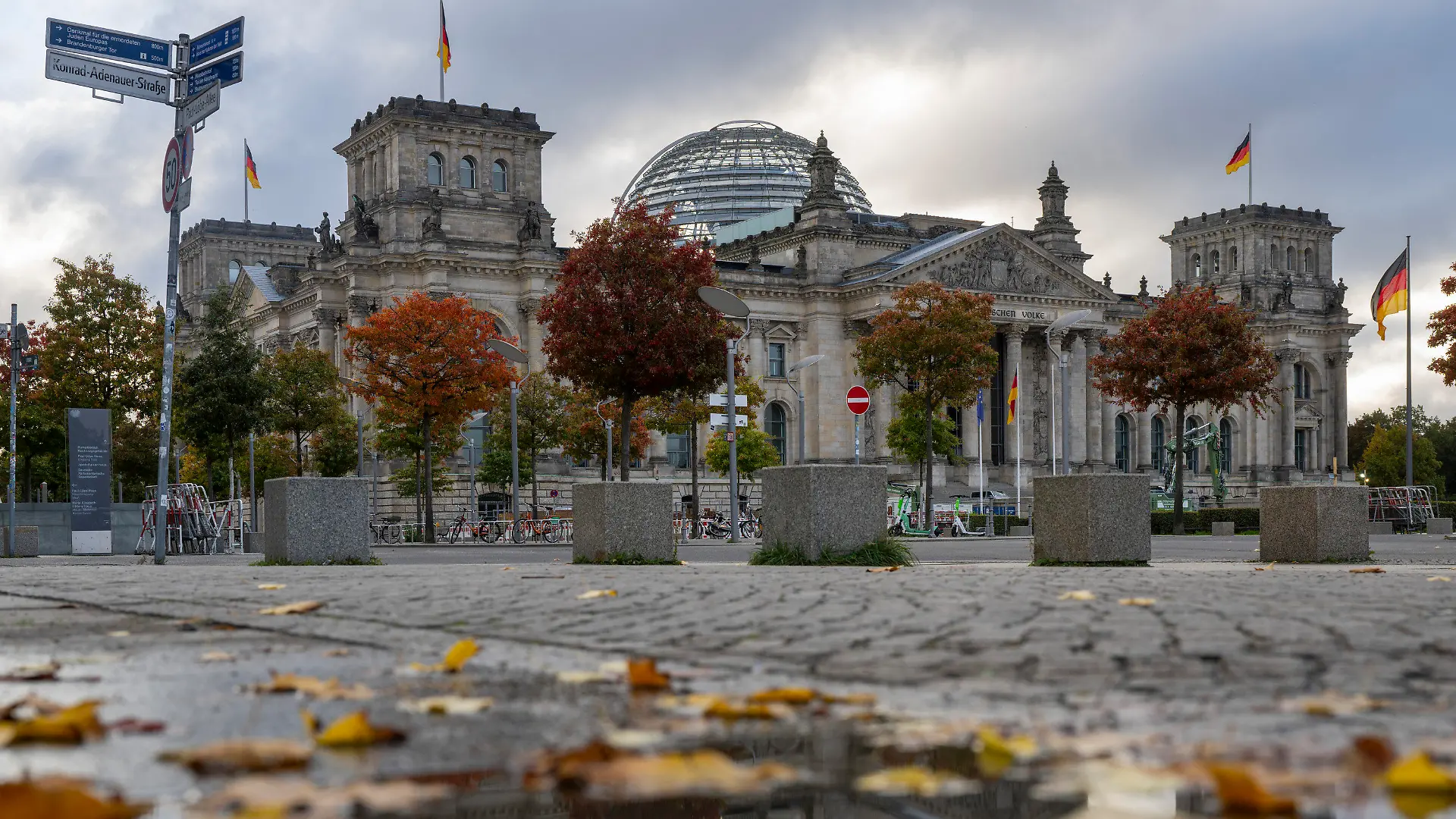 03.10.2022, Berlin: Das Reichstagsgebäude, Sitz des deutschen Bundestags, spiegelt sich am Morgen in einer Pfütze. Foto: Monika Skolimowska/dpa +++ dpa-Bildfunk +++
