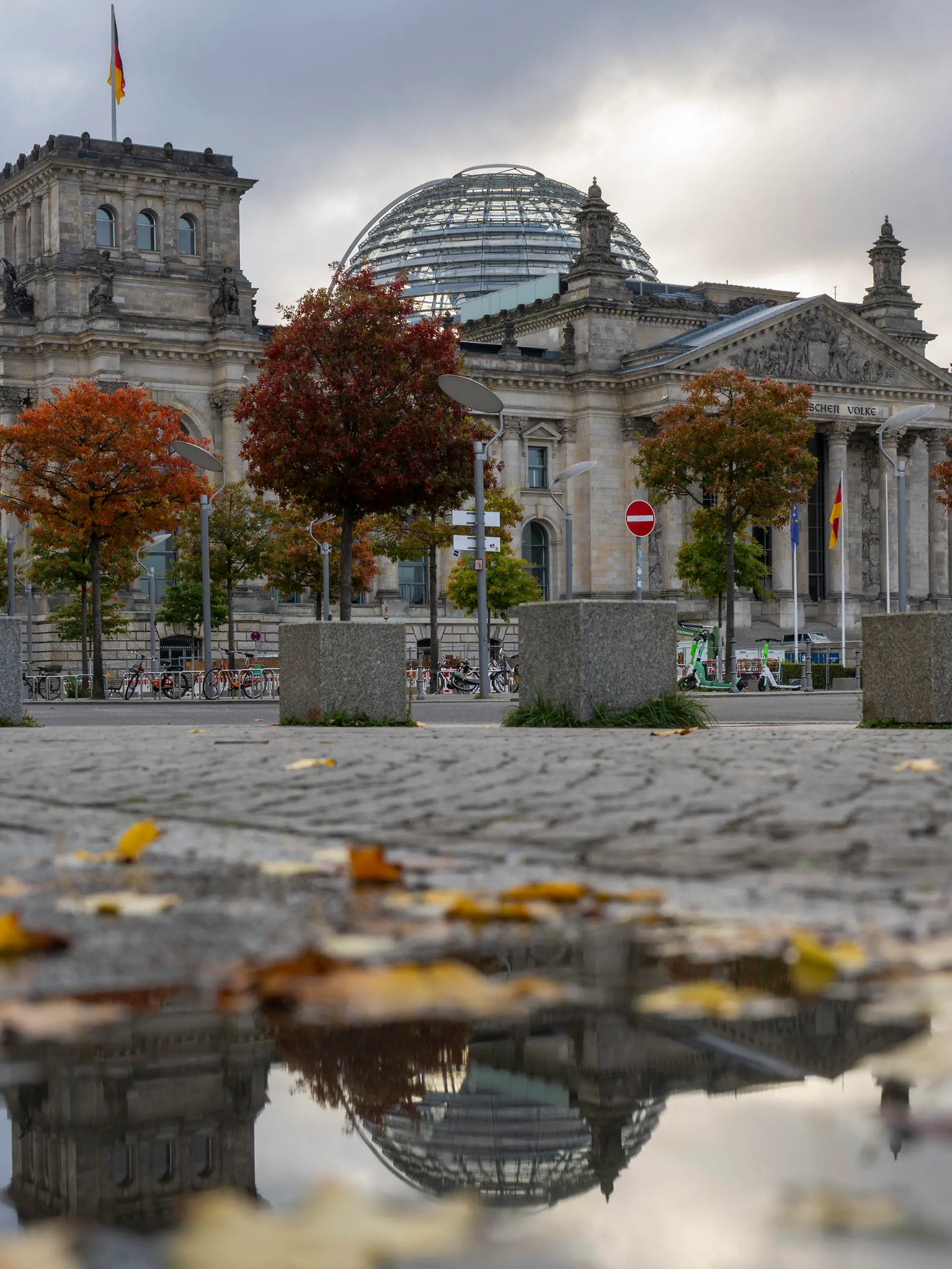 03.10.2022, Berlin: Das Reichstagsgebäude, Sitz des deutschen Bundestags, spiegelt sich am Morgen in einer Pfütze. Foto: Monika Skolimowska/dpa +++ dpa-Bildfunk +++