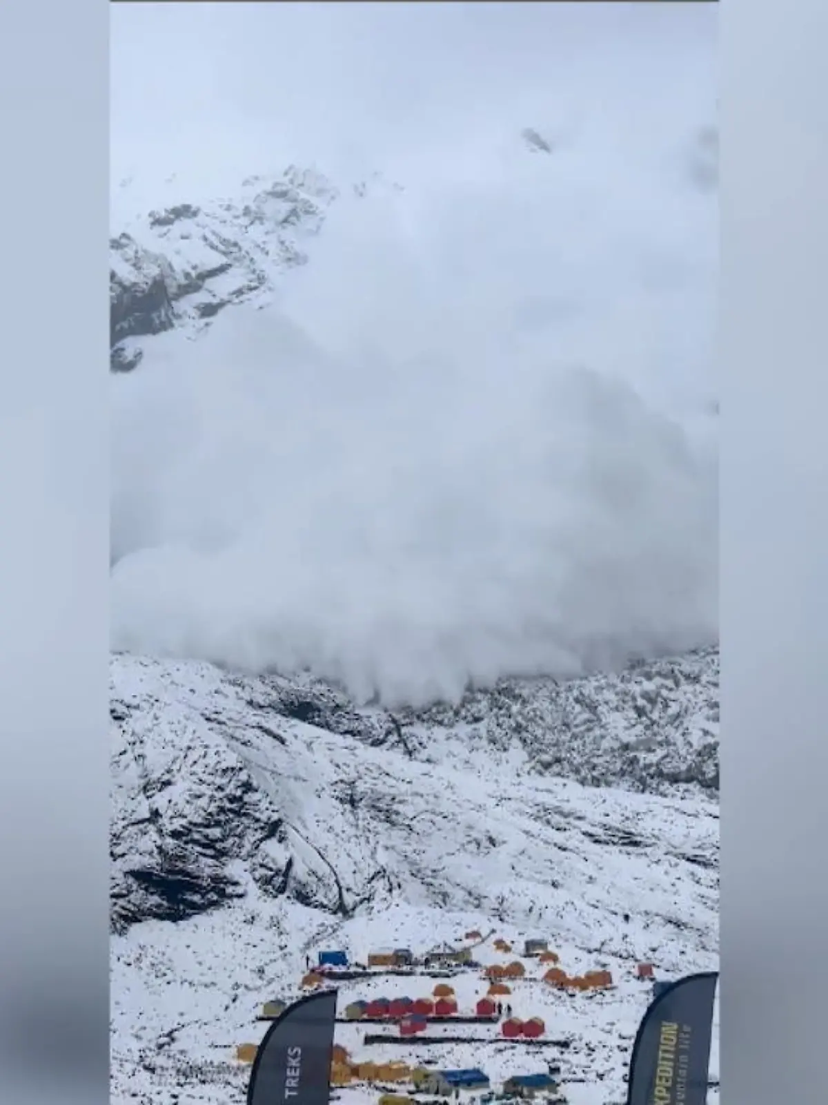 In letzter Sekunde können sich die Bergsteiger noch in Sicherheit bringen!
Nach starken Schneefällen hat eine Mega-Lawine ein Zeltlager in Nepal verschüttet.
Das Camp befand sich im Himalaya-Gebirge. 30 Zelte wurden durch die Schneemassen zerstört.
Schon vor ein paar Wochen verloren 2 Menschen durch ein ähnliches Ereignis an dieser Stelle ihr Leben. Dieses Mal wurde zum Glück niemand verletzt.