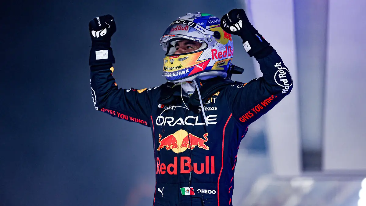 PEREZ Sergio mex, Red Bull Racing RB18, portrait, celebrate his win during the Formula 1 Singapore Airlines Singapore Grand Prix 2022, 17th round of the 2022 FIA Formula One World Championship, WM, Weltmeisterschaft from September 30 to October 02, 2022 on the Marina Bay Street Circuit, in Singapore - F1 - SINGAPORE GRAND PRIX 2022 - RACE DPPI/Panoramic PUBLICATIONxNOTxINxFRAxITAxBEL GOOD4709