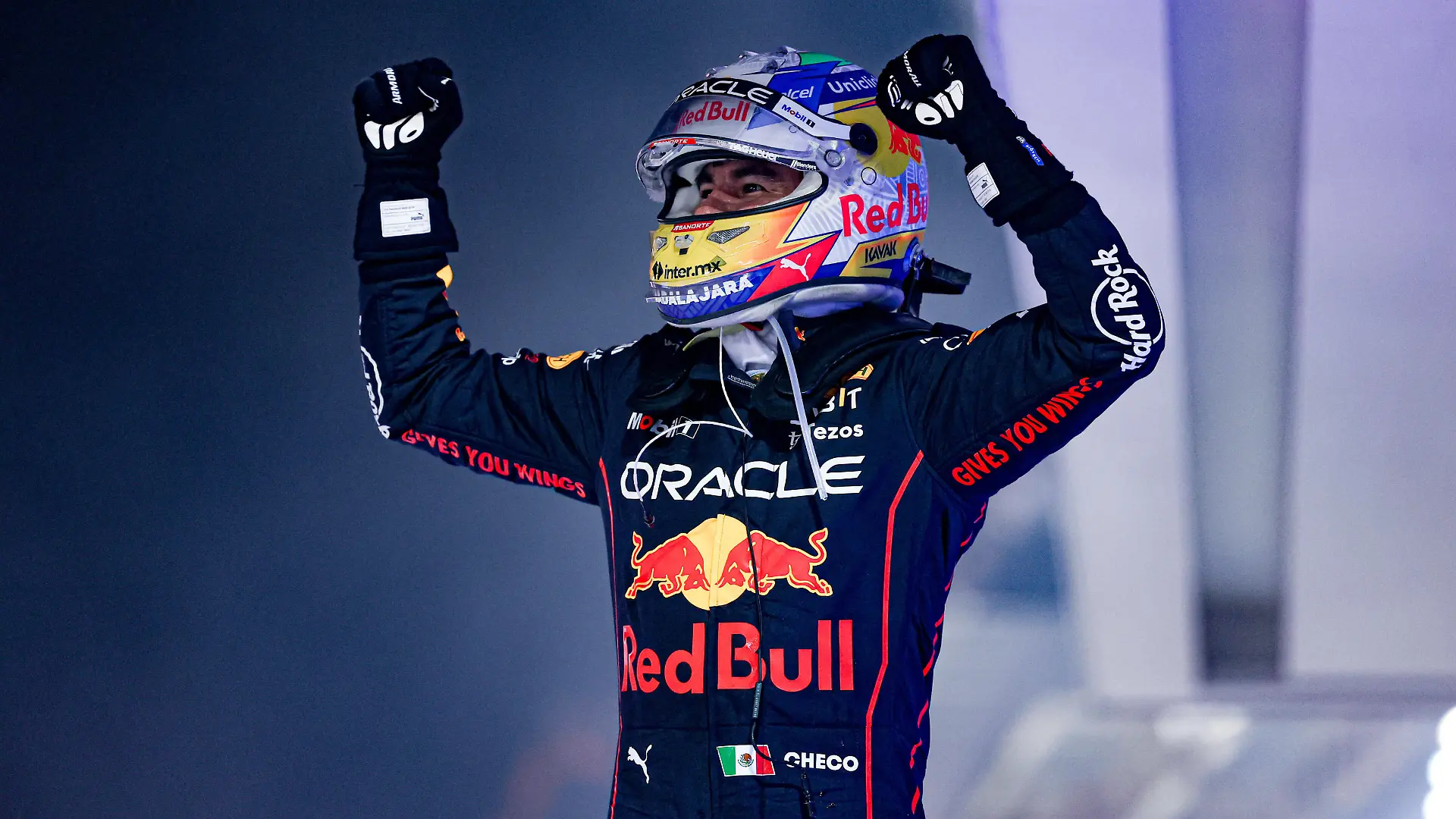  PEREZ Sergio mex, Red Bull Racing RB18, portrait, celebrate his win during the Formula 1 Singapore Airlines Singapore Grand Prix 2022, 17th round of the 2022 FIA Formula One World Championship, WM, Weltmeisterschaft from September 30 to October 02, 2022 on the Marina Bay Street Circuit, in Singapore - F1 - SINGAPORE GRAND PRIX 2022 - RACE DPPI/Panoramic PUBLICATIONxNOTxINxFRAxITAxBEL GOOD4709