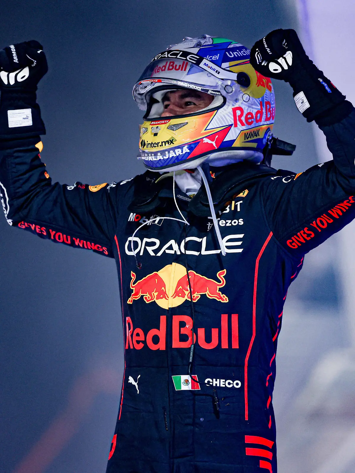  PEREZ Sergio mex, Red Bull Racing RB18, portrait, celebrate his win during the Formula 1 Singapore Airlines Singapore Grand Prix 2022, 17th round of the 2022 FIA Formula One World Championship, WM, Weltmeisterschaft from September 30 to October 02, 2022 on the Marina Bay Street Circuit, in Singapore - F1 - SINGAPORE GRAND PRIX 2022 - RACE DPPI/Panoramic PUBLICATIONxNOTxINxFRAxITAxBEL GOOD4709