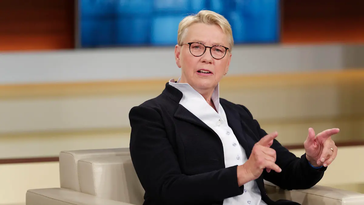 Sabine Werth, bei Anne Will 2022-10-02, Deutschland, Berlin. Sabine Werth, Gründerin und Vorsitzende Berliner Tafel e.V., zu Gast bei Anne Will im Ersten Deutschen Fernsehen. Thema der ARD-Politiktalkrunde: Milliardenschwerer Doppel-Wumms gegen die Krise - Muss sich jetzt niemand mehr sorgen *** Sabine Werth, on Anne Will 2022 10 02, Germany, Berlin Sabine Werth, founder and chairwoman of Berliner Tafel e V , is a guest on Anne Will on German televisions first channel, the ARD Politiktalkrunde, on the subject of the billion-dollar double whammy against the crisis Does no one need to worry anymore now