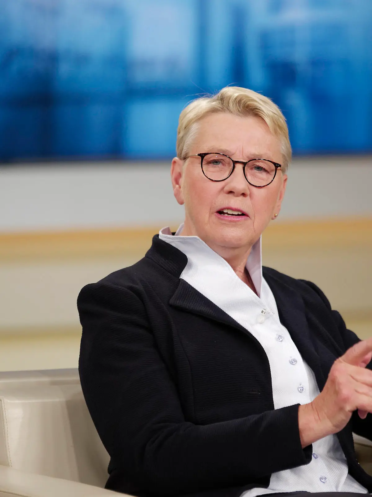 Sabine Werth, bei Anne Will 2022-10-02, Deutschland, Berlin. Sabine Werth, Gründerin und Vorsitzende Berliner Tafel e.V., zu Gast bei Anne Will im Ersten Deutschen Fernsehen. Thema der ARD-Politiktalkrunde: Milliardenschwerer Doppel-Wumms gegen die Krise - Muss sich jetzt niemand mehr sorgen *** Sabine Werth, on Anne Will 2022 10 02, Germany, Berlin Sabine Werth, founder and chairwoman of Berliner Tafel e V , is a guest on Anne Will on German televisions first channel, the ARD Politiktalkrunde, on the subject of the billion-dollar double whammy against the crisis Does no one need to worry anymore now 