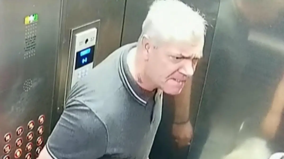 SONDERKONDITIONEN: Satzpreis!
SONDERKONDITIONEN: Satzpreis! Hassverbrechen im Victoria Centre in Nottingham: Ein Mann greift eine an Zerebralparese leidende ältere Fau an -- Police investigating a hate crime incident have issued an image of a man they would like to speak to. See SWNS story SWMRlift. A disabled woman with cerebral palsy was using a lift at the Victoria Centre in Nottingham when a man entered. When the 72-year-old asked if she could use the lift alone as she was feared catching coronavirus, the man became aggressive and reportedly made a derogatory comment about her disability. Inspector Paul Gummer, who leads the City Centre Neighbourhood Policing Team, said: ?This was an appalling incident that caused great upset and distress to the victim. ?Despite extensive inquiries, all efforts to trace the person responsible have been met with a negative result and so we now asking for the public?s help to identify him.? / action press