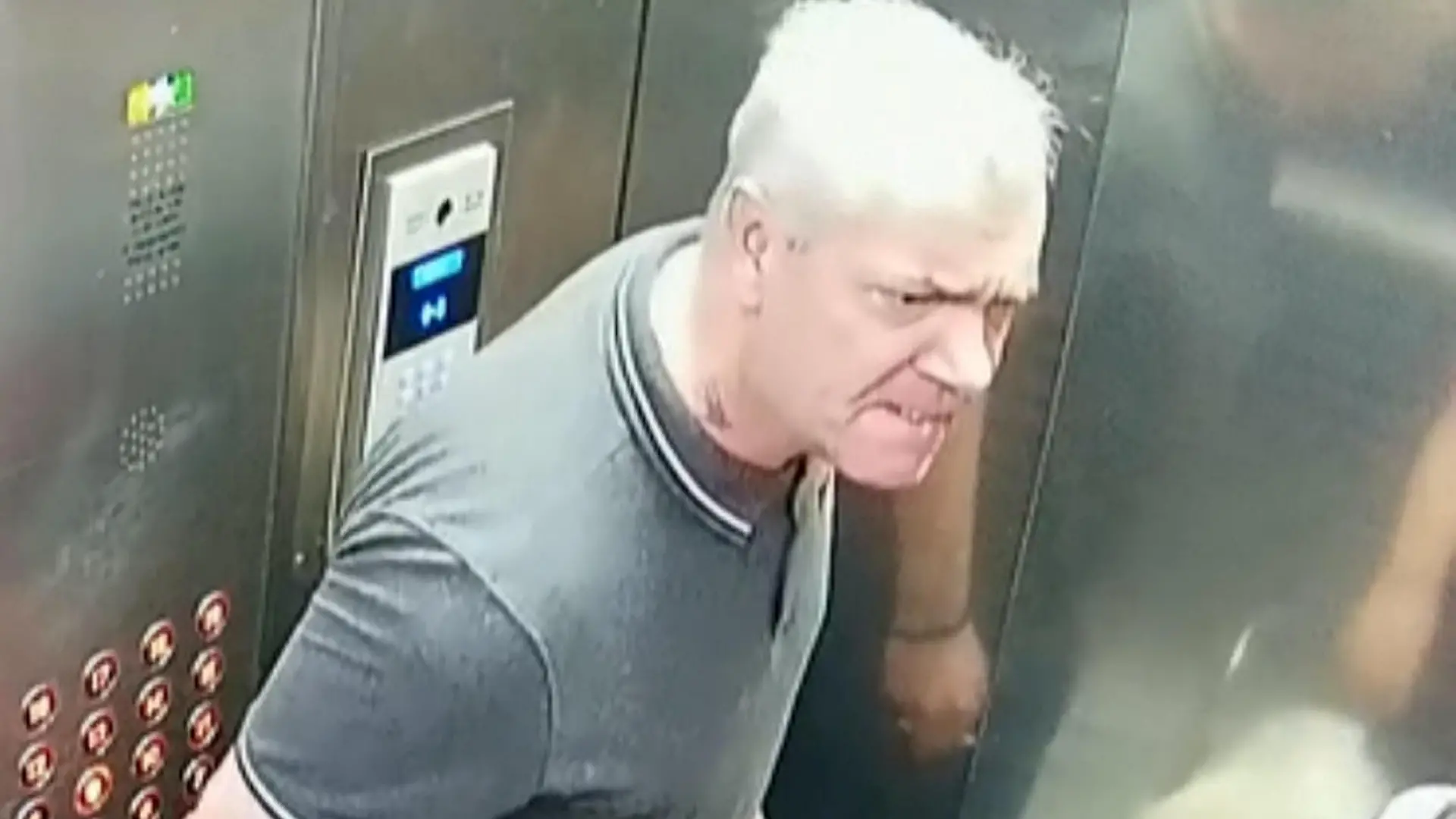 SONDERKONDITIONEN: Satzpreis!
SONDERKONDITIONEN: Satzpreis! Hassverbrechen im Victoria Centre in Nottingham: Ein Mann greift eine an Zerebralparese leidende ältere Fau an -- Police investigating a hate crime incident have issued an image of a man they would like to speak to. See SWNS story SWMRlift. A disabled woman with cerebral palsy was using a lift at the Victoria Centre in Nottingham when a man entered. When the 72-year-old asked if she could use the lift alone as she was feared catching coronavirus, the man became aggressive and reportedly made a derogatory comment about her disability. Inspector Paul Gummer, who leads the City Centre Neighbourhood Policing Team, said: ?This was an appalling incident that caused great upset and distress to the victim. ?Despite extensive inquiries, all efforts to trace the person responsible have been met with a negative result and so we now asking for the public?s help to identify him.? / action press