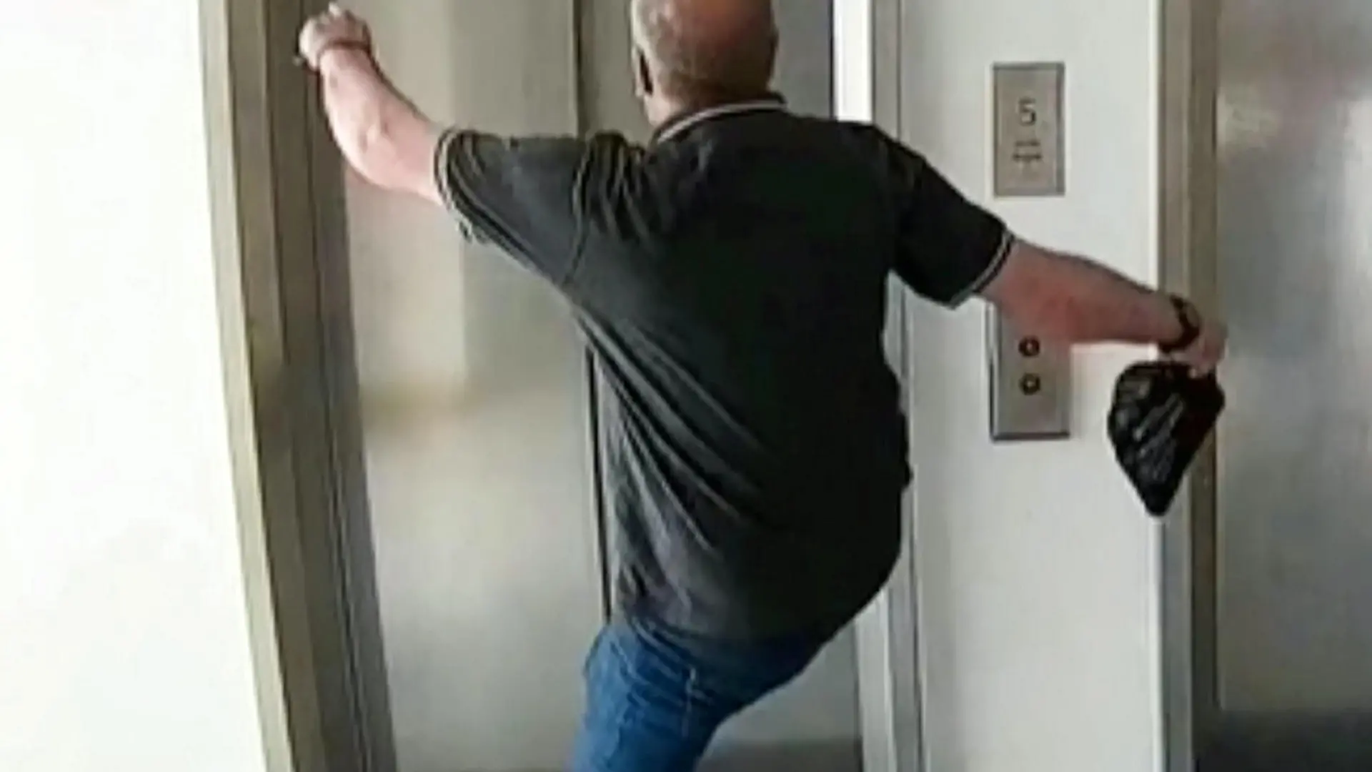 SONDERKONDITIONEN: Satzpreis!
SONDERKONDITIONEN: Satzpreis! Hassverbrechen im Victoria Centre in Nottingham: Ein Mann greift eine an Zerebralparese leidende ältere Fau an -- Police investigating a hate crime incident have issued an image of a man they would like to speak to. See SWNS story SWMRlift. A disabled woman with cerebral palsy was using a lift at the Victoria Centre in Nottingham when a man entered. When the 72-year-old asked if she could use the lift alone as she was feared catching coronavirus, the man became aggressive and reportedly made a derogatory comment about her disability. Inspector Paul Gummer, who leads the City Centre Neighbourhood Policing Team, said: ?This was an appalling incident that caused great upset and distress to the victim. ?Despite extensive inquiries, all efforts to trace the person responsible have been met with a negative result and so we now asking for the public?s help to identify him.? / action press
