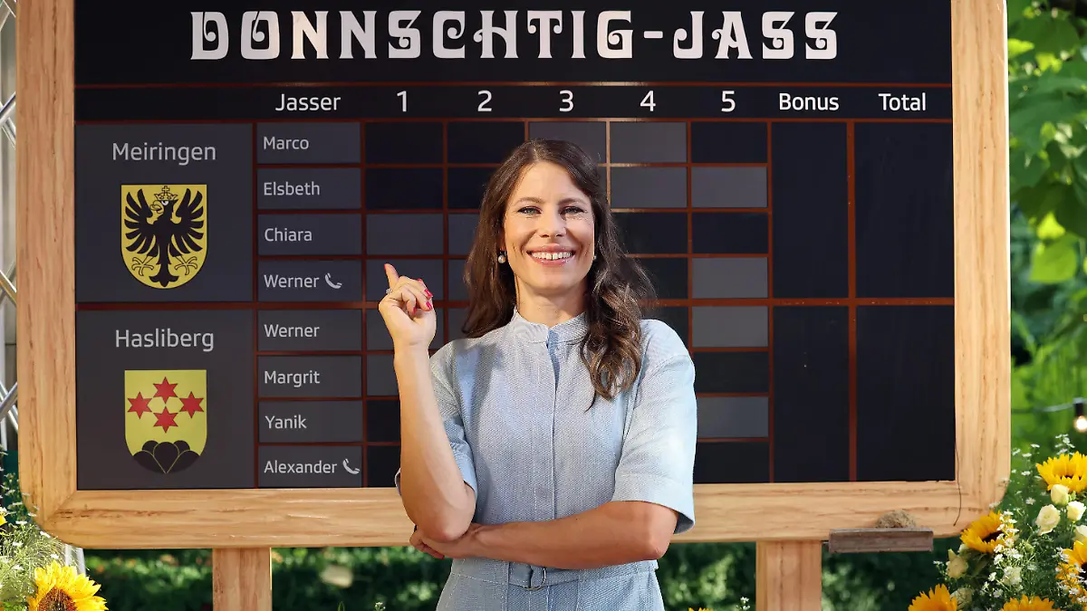 Donnschtig-Jass live aus Baar Moderatorin Sonia Kälin vor der Jasswand. SRF-Live-Sendung Donnschtig-Jass vom 21.07.2022 in Baar, Kanton Zug, Schweiz. *** Donnschtig Jass live from Baar host Sonia Kälin in front of the Jasswand SRF Live broadcast Donnschtig Jass from 21 07 2022 in Baar, Canton Zug, Switzerland 